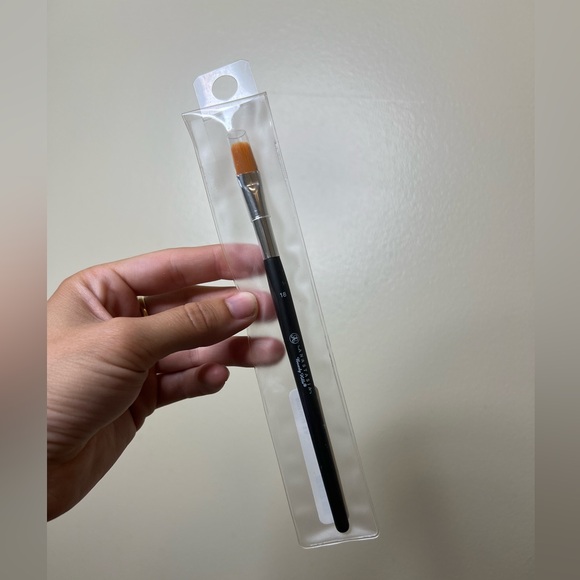 ANASTASIA BEVERLY HILLS | Brush 18 - Precise Conceal Brush - Picture 4 of 5